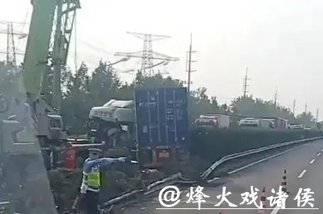 现场处置2小时!绕城高速7车相撞3人受伤 现场处置2小时!绕城高速7车相撞3人受伤